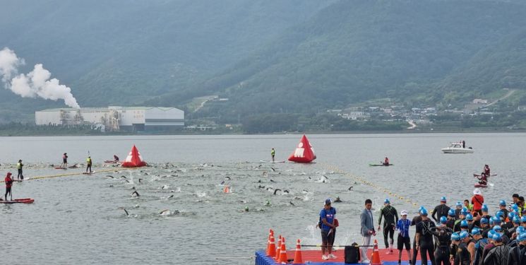 경남 고성군 당항포 일원에서 열린 세계철인3종 동호인의 축제 ‘2023 고성 아이언맨 70.3대회’가 성황리에 마무리됐다.