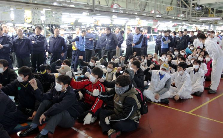지난 2010년 11월 17일 현대자동차 비정규직 근로자들이 울산 3공장을 점거한 채 파업 농성을 벌이고 있다. 주변에 관리직 직원들이 생산라인을 지키고 있다.＜사진출처:연합뉴스＞