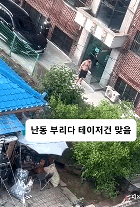 양손에 흉기를 들고 난동을 피우던 외국인 불법 체류자를 남자경찰관은 장봉으로, 여자경찰관은 테이저건으로 완벽히 제압해 화제가 되고 있다. [사진출처=온라인 커뮤니티 '루리웹']