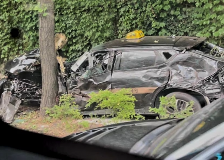 Mr. Hwang, a taxi driver with 37 years of experience, claimed that an accident occurred when a Kia electric vehicle EV6, which had been released less than a year ago, suddenly accelerated. <br>[Photo by Twitter]