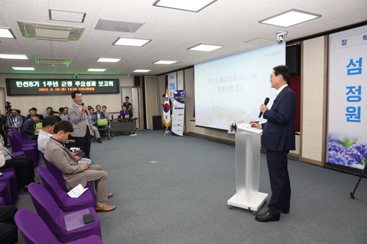 신안군 민선 8기 1주년 군정 주요성과 보고회에서 (우측)박우량 군수가 기자의 질문에 답하고 있다. [사진제공=신안군]