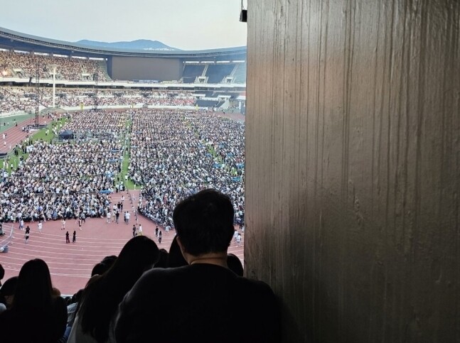 무대가 제대로 보이지 않는 ‘벽뷰’ 좌석 사진 [사진출처=온라인 커뮤니티 캡쳐]