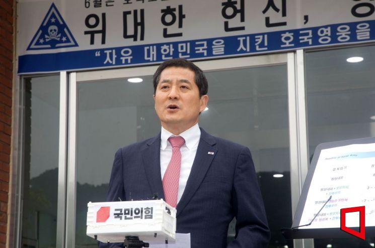 20일 오후 국민의힘 박대출 정책위의장이 철원 3사단 백골부대를 방문하여 방한전투피복체계 개선에 관하여 배경과 예산안 확보등에 관해 설명하고 있다. 사진=국회사진기자단