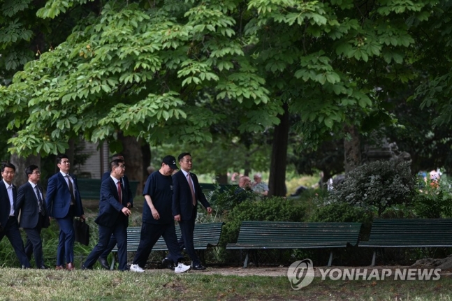 윤석열 대통령이 천안함 모자와 티셔츠를 착용하고 20일(현지시간) 파리 몽소 공원을 산책하고 있다. [사진출처=연합뉴스]