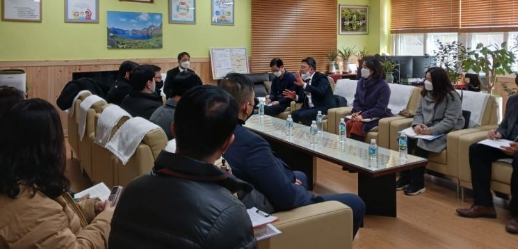 지난1월 용인시가 매봉초 통학로 개방을 위해 개최한 회의에 관계자들이 참석해 의견을 나누고 있다.