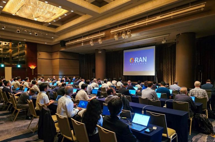 6월 19일 일본 오사카에서 열린 O-RAN 얼라이언스 미팅에 주요 글로벌 사업자 및 제조사 담당자들이 참여하고 있다.(사진제공=SKT)