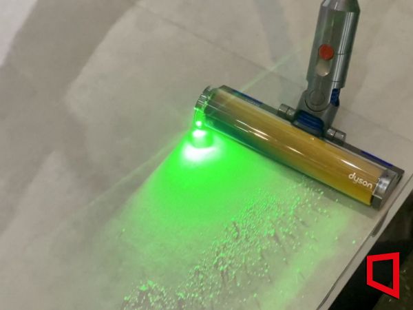 이번 신제품은 기존 다이슨 레이저 슬림 플러피 헤드 대비 보이지 않던 먼지를 2배 이상 보여준다. [사진=한예주 기자]