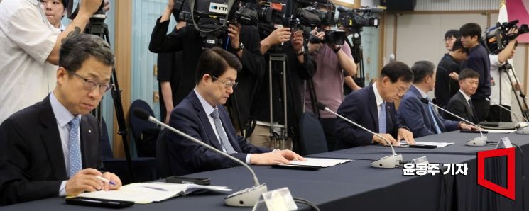 [포토] 심각한 표정의 금융협회장들
