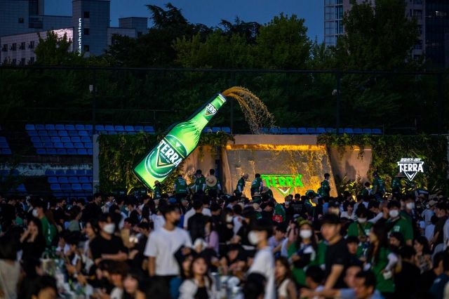 전주가맥축제 행사장에 마련된 테라 조형물. 하이트진로 제공