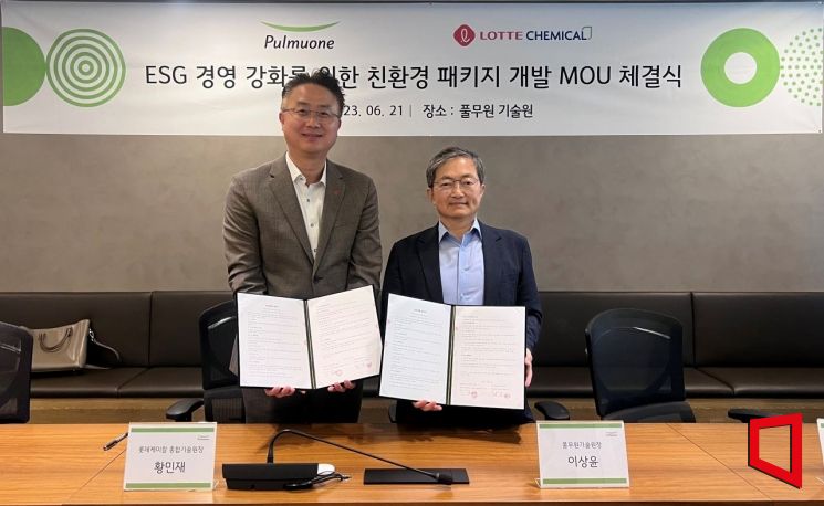 롯데케미칼과 풀무원은 21일 충북 오송 풀무원기술원에서 친환경 패키지 개발을 위한 업무협약(MOU)을 체결했다. 황민재 롯데케미칼 종합기술원장(왼쪽)과 이상윤 풀무원기술원장.