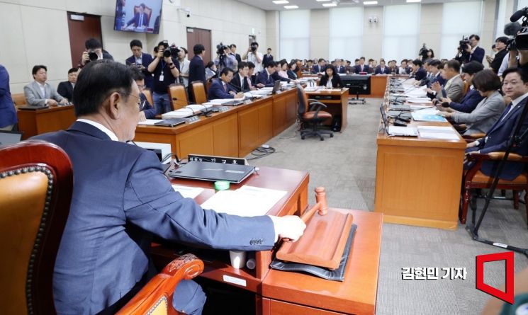 22일 국회에서 열린 행정안전위원회 전체회의에서 김교흥 위원장이 의사봉을 두드리고 있다. 사진=김현민 기자 kimhyun81@