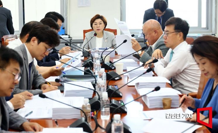 김정재 국회 국토소위 위원장이 22일 국회에서 열린 법안심사소위원회를 주재하고 있다. 이날 회의에서는 재건축 초과이익 환수 기준 완화(재초환법) 및 실거주 의무 폐지(주택법)를 논의한다. 사진=김현민 기자 kimhyun81@