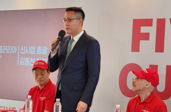 22일 서울 강남구 파이브가이즈에서 열린 미디어 간담회에서 김동선 한화갤러리아 전략본부장이 인사말을 하고 있다. [사진=임춘한 기자]