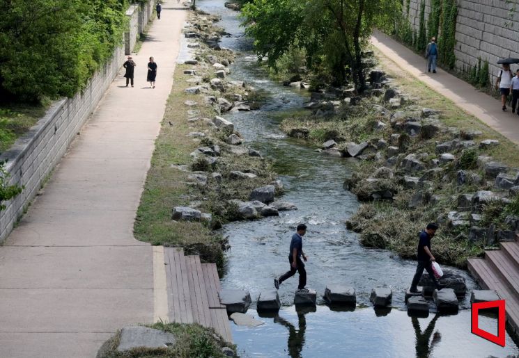 Citizens are walking along Cheonggyecheon Stream, a great place to walk in harmony with nature. Photo by Huh Younghan younghan@