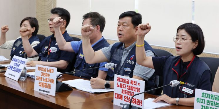 류기섭 한국노총 사무총장(오른쪽 두번째)을 비롯한 최저임금위원회 근로자위원들이 22일 오후 세종시 정부세종청사에서 2024년 적용 최저임금 노동계 최초요구안을 발표를 마친 뒤 구호를 외치고 있다. [이미지출처=연합뉴스]