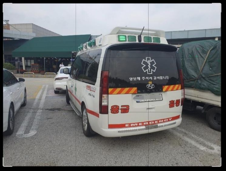 고속도로에서 사이렌을 울리는 사설 구급차에 길을 양보했지만 얼마 안 가 휴게소에서 간식을 사서 나오는 구급차 운전자의 모습을 봤다는 사연에 누리꾼이 공분하고 있다. [사진출처=온라인 커뮤니티 '보배드림']