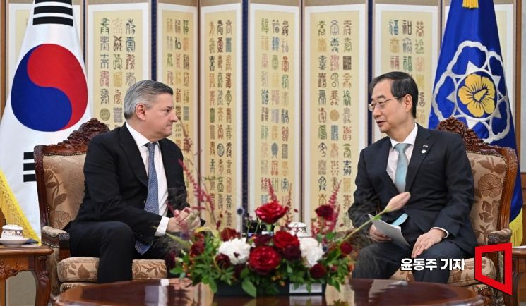 한덕수 국무총리가 22일 서울 종로구 정부서울청사에서 테드 서랜도스 넷플릭스 공동 최고경영자와 면담을 갖고 있다. 사진=윤동주 기자 doso7@