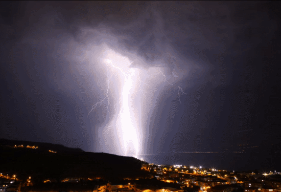 지난 16일(현지시간) 튀르키예 무단야에서 촬영한 번개 타임 랩스 영상. [사진=유튜브]