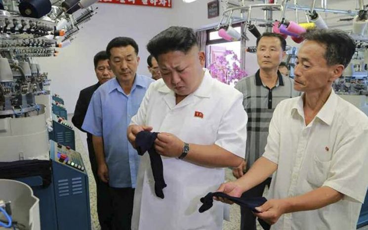 2014年8月，金正恩视察平壤袜子工厂，强调“女式长筒袜国产化”。 劳动新闻供图