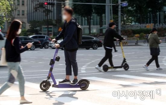 "나가라고 해도 안 나가"…음주 상태로 편의점서 전동킥보드 '씽씽'