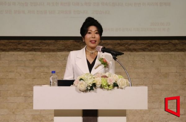 이옥순 대한네일미용사회 신임 광주광역시지회장이 23일 취임식에서 인사말을 하고 있다.