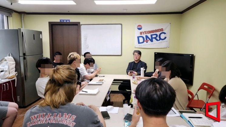 지난 22일 김영호 을지대 중독재활복지학과 교수의 강의에 집중하고 있는 입소자들. 김 교수는 이날 마약이 떠오를 때의 감정 관리 방법 등에 대해 강의했다./사진= 최태원 기자 skking@