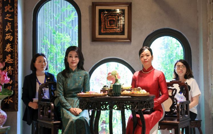 김건희 여사가 지난달 23일(현지시간) 베트남 하노이에서 보 반 트엉 베트남 국가주석의 부인 판 티 타잉 떰 여사와 차담을 하고 있다. [사진출처=연합뉴스]