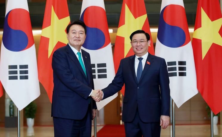 윤석열 대통령이 23일(현지시간) 하노이 국회의사당에서 브엉 딩 후에 베트남 국회의장과 면담에 앞서 기념촬영을 하고 있다. [이미지출처=연합뉴스]