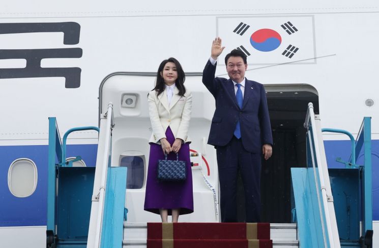 프랑스 국제박람회기구(BIE) 총회와 베트남 국빈 방문을 마친 윤석열 대통령과 김건희 여사가 24일(현지시간) 하노이 노이바이 국제공항에서 귀국길에 오르고 있다. [이미지출처=연합뉴스]