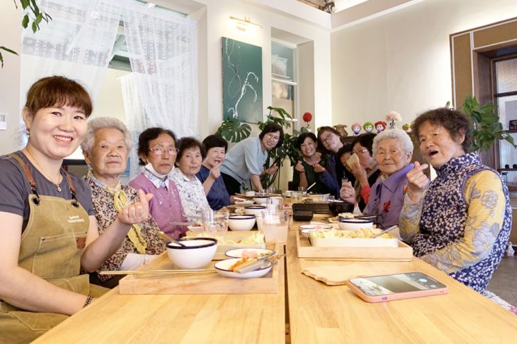 청송 부남면 카페 ‘학교종이 땡땡땡’에서 21일 지역 내 독거 어르신 10명을 초대해 무료로 점심식사를 제공하며 이웃사랑을 실천했다