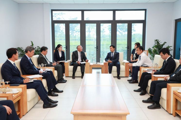 정의선 현대차그룹 회장이 23일(현지시간) 레 꾸언 하노이 국립대 총장과 만나 미래 혁신 인재 육성의 필요성과 상호 협력 방안에 대해 의견을 나눴다.＜사진제공:현대차그룹＞