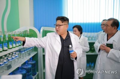 2016년 룡악산샘물공장을 시찰하는 김정은 [이미지출처=연합뉴스]