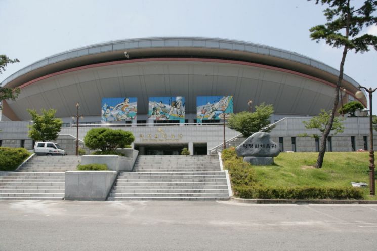 제53회 대한태권도협회장기 전국단체대항 태권도대회가 개최되는 박정희체육관.