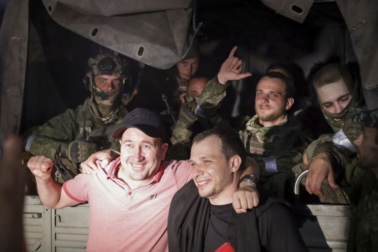 현지 시민들이 로스토프나도누 거리에서 군용 차량에 앉아 있는 바그너 그룹 군사 중대 군인들과 사진을 찍기 위해 포즈를 취하고 있다. 사진=AP [이미지출처=AP연합뉴스]