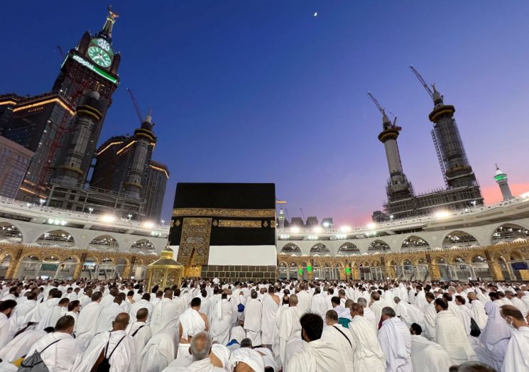 24일(현지시간) 사우디아라비아 메카 대사원에서 전 세계에서 온 성지순례객들이 기도하고 있다.[사진출처=로이터 연합뉴스]