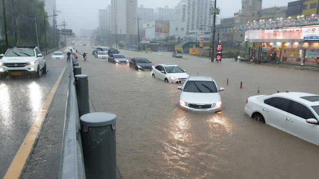 지난 2020년 폭우로 침수 피해가 발생한 충남 천안시 한 도로에서 차량들이 물에 잠겨있다. [이미지출처=연합뉴스]