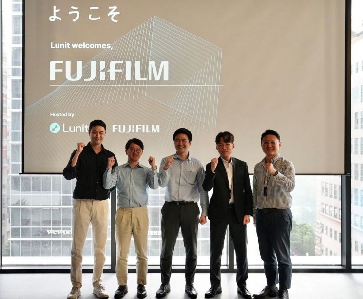 후지필름 관계자들이 지난 14일 서울 강남구 루닛 본사를 방문해 기념촬영을 하고 있다. 왼쪽부터 장민홍 루닛 최고사업책임자(CBO), 히사나가 류지 후지필름 IT 솔루션 총괄 매니저, 시노하라 켄타 후지필름 IT 솔루션 제품 스페셜리스트, 박현식 루닛 제품임상마케팅 매니저, 오재민 루닛 사업개발 부서장. [사진제공=루닛]