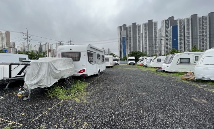 지난 24일에는 대구 달서구청에서 주민 편의 등을 위해 마련한 임시주차장에 캠핑카와 카라반이 빼곡히 들어선 모습이 공개돼 논란이 일었다. 구청은 주차장 관련 민원을 지금까지 20~30건 받았지만, 단속할 규정이 없다는 입장이다. [사진출처=연합뉴스]