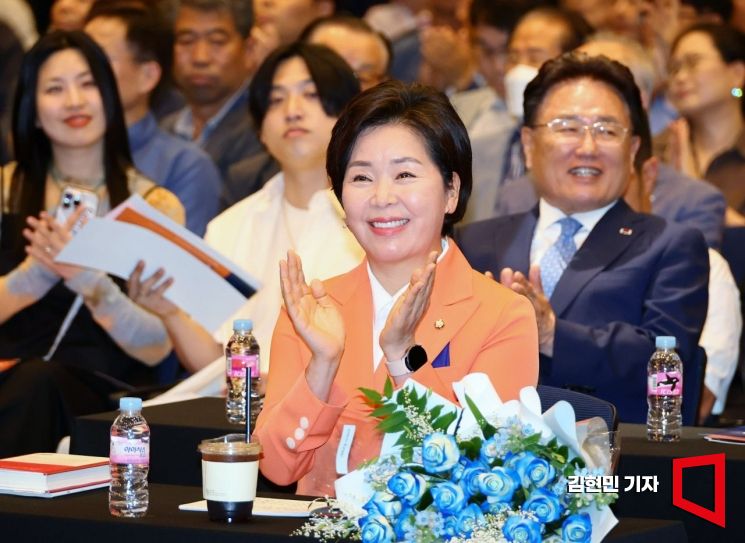 양향자 한국의희망 창당준비위원장이 26일 서울 여의도 중소기업중앙회에서 열린 한국의희망 창당발기인대회에서 박수치고 있다. 사진=김현민 기자 kimhyun81@
