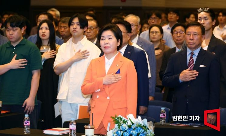 양향자 한국의희망 창당준비위원장과 조정훈 시대전환 의원 26일 서울 여의도에서 열린 한국의희망 창당발기인대회에서 창당선언문을 발표하고 있다. 사진=김현민 기자 kimhyun81@