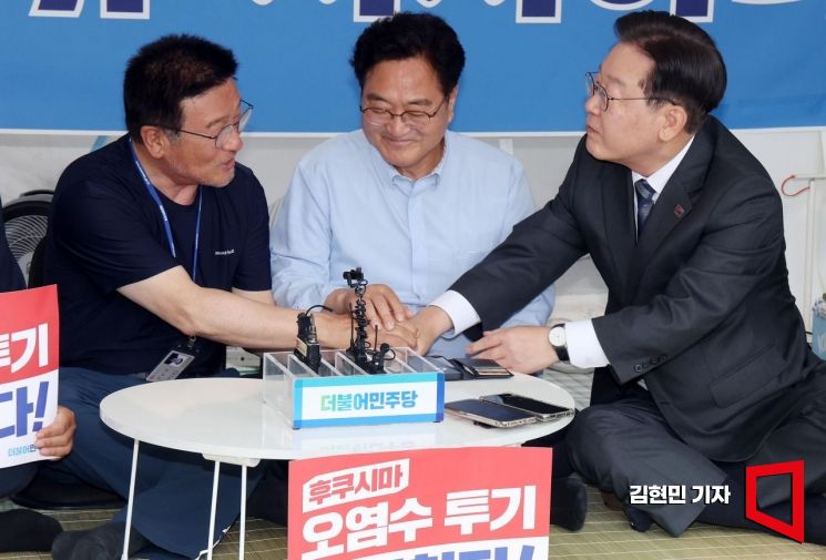 [포토] ‘오염수 방류’ 항의 단식 의원들 격려하는 이재명 대표