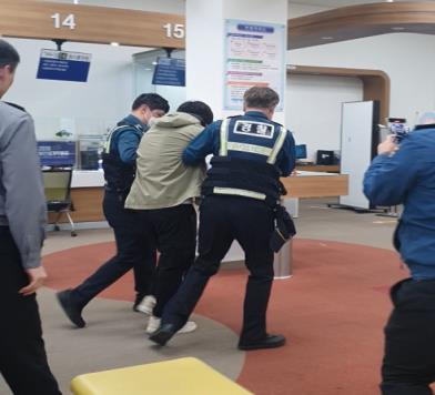실제 상황을 가정한 모의훈련 실시(경찰이 출동해 인계 모습).