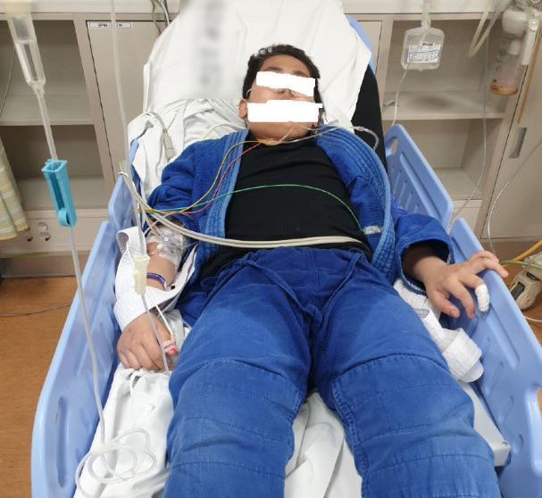 사고 당시 응급실로 실려온 A씨의 초등학교 5학년 생 아들 B군. [사진=온라인 커뮤니티]