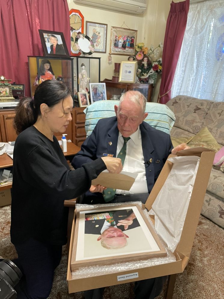 한화에어로, 6·25전쟁참전 호주 용사에 사진액자전달