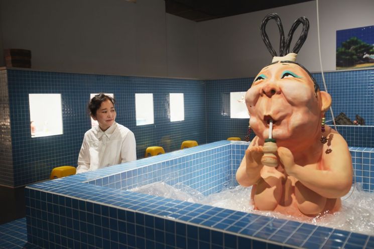 백희나 작가가 자신의 작품 '장수탕 선녀님'에서 실제 사이즈로 제작된 선녀님을 바라보고 있다. [사진제공 = 예술의전당]