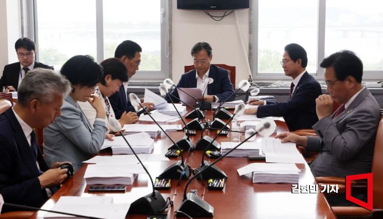 유동수 국회 기재위 경제재정소위원장(가운데)이 지난 27일 국회에서 열린 기획재정위원회 경제재정소위원회를 주재하고 있다. 사진=김현민 기자 kimhyun81@