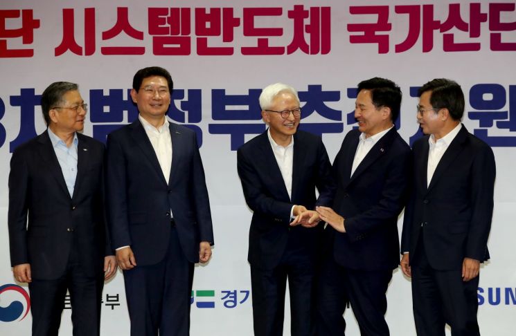 27일 경기 용인시 삼성전자 기흥캠퍼스에서 열린 '용인 첨단 시스템반도체 국가산단 성공을 위한 제3차 범정부 추진지원단 회의'에서 원희룡 국토교통부 장관이 경계현 삼성전자 DS부문 사장에게 자리를 양보하고 있다. 왼쪽부터 이한준 LH 사장, 이상일 용인시장, 경 사장, 원 장관, 김동연 경기도지사. / 사진출처=연합뉴스