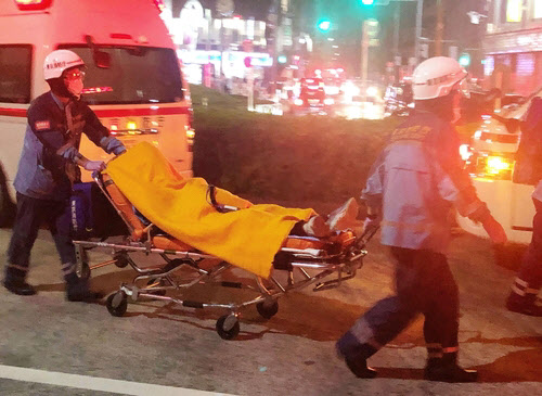 도쿄 세타가야 구간을 달리던 오다큐선 전철 안에서 발생한 흉기 난동 사건으로 부상한 승객을 구급대원이 병원으로 이송하는 모습. [사진출처=도쿄 통신·연합뉴스]