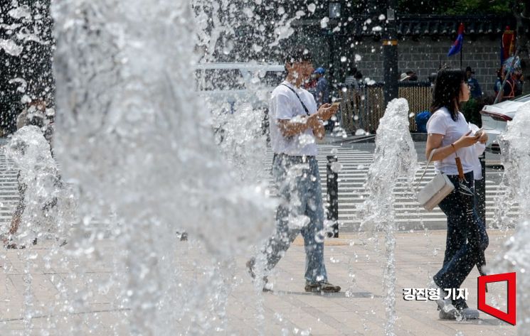 초여름 날씨가 이어지고 있는 28일 서울광장 바닥 분수에서 시원한 물줄기가 솟아 오르고 있다. 사진=강진형 기자aymsdream@