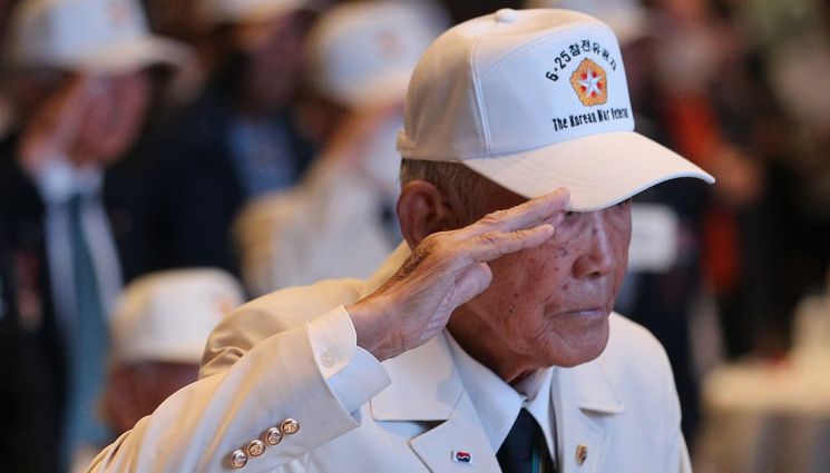 지난 25일 오전 대구 수성구 범어동 그랜드호텔에서 열린 '6·25전쟁 제73주년 행사'에서 한 참전 유공자가 국기에 경례하고 있다. [이미지출처=연합뉴스]